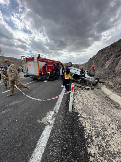 Gümüşhanede refüje çarpan otomobilin sürücüsü öldü, eşi yaralı