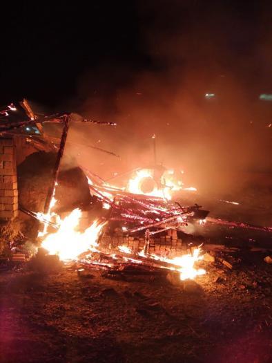 Garajda çıkan yangında otomobil ve traktör kullanılamaz hale geldi