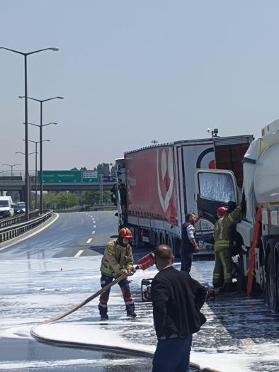Esenyurt TEM Otoyolunda akaryakıt tankeriyle TIR çarpıştı; metrelerce araç kuyruğu oluştu