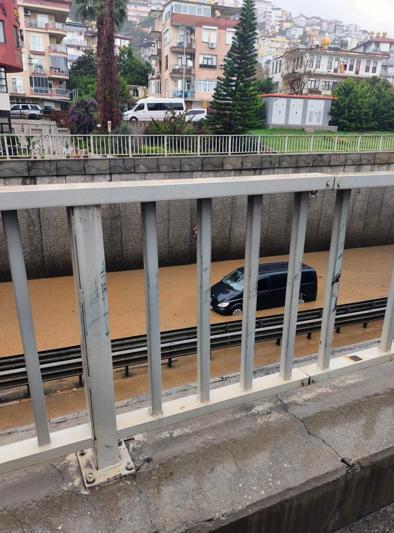 Alanyada sağanak sonrası alt geçitte mahsur kalan 8 kişi kurtarıldı
