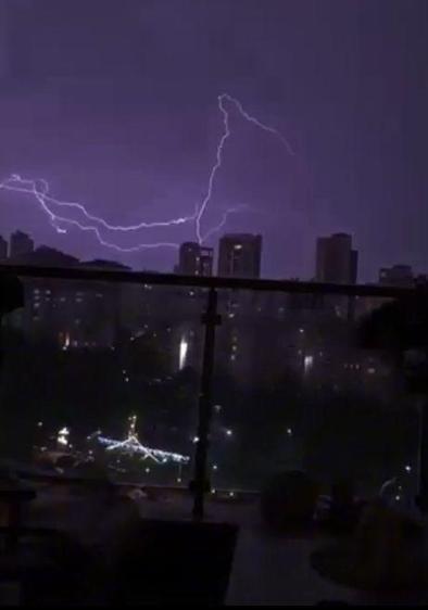 İstanbulda akşam saatlerinde şimşek ve gök gürültüsü etkili oldu