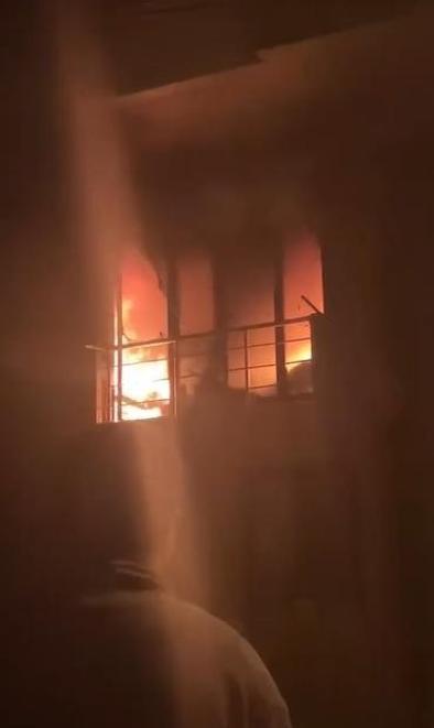 Tatil beldesindeki apart daire alev alev yandı: 1 kişi dumandan etkilendi