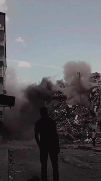Diyarbakırda deprem hasarlı 7 katlı bina yıkım sırasında çöktü