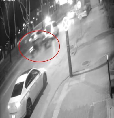 Otomobilin, park halindeki TIR’ın altına girdiği kaza kamerada