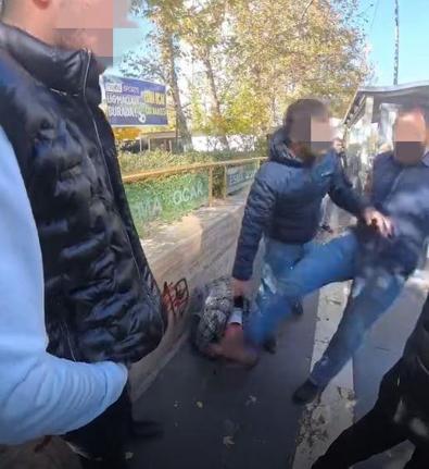 Yengesine mesaj atıp buluşmaya çağıran kişiyi dövüp tabancayla bacağından vurdu