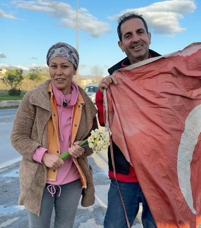 Kayalıklara takılan Türk bayrağını tereddüt etmeden kurtardı