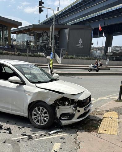 Vedat Milorun içinde bulunduğu otomobil kaza yaptı