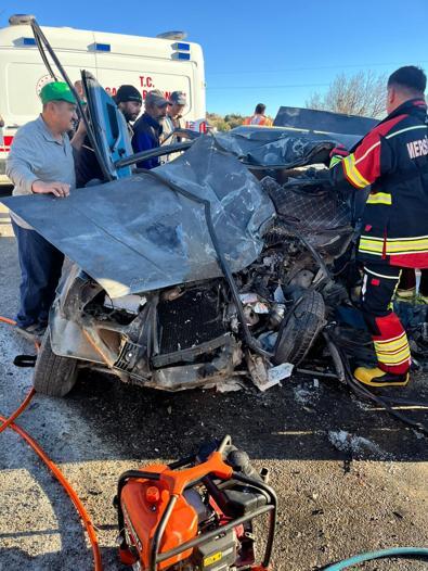 Mersinde tarım işçilerini taşıyan midibüs ile otomobil çarpıştı: 3 ölü, 12 yaralı