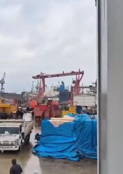 Yalovada fırtına; çatılar uçtu, tersanede vinç devrildi