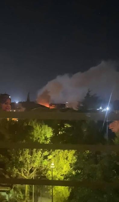 Küçükçekmecede 5 katlı binanın çatısında yangın: 1 kişi duman etkilendi