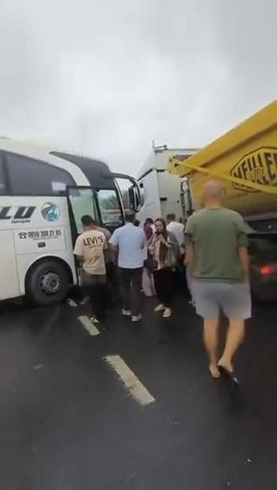 Arnavutköyde yolcu otobüsü İETT otobüsüne çarptı: 5 yaralı