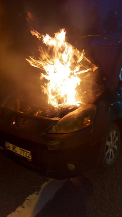 Ümraniye TEM Otoyolu’nda hafif ticari araç alev alev yandı