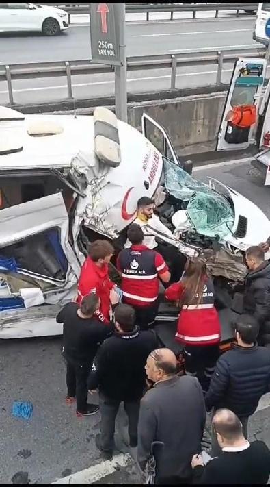 Avcılarda ambulans İETT otobüsü ve otomobile çarptı