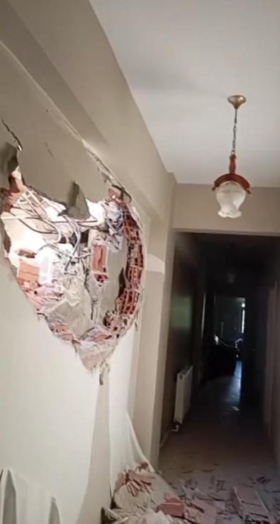 Avcılar’da koltukta uzandığı sırada iş makinesi dairenin duvarını yıktı