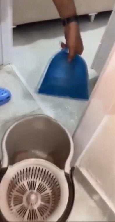 Fatih’te sağanak yağış sonrası zemin kattaki daireleri su bastı