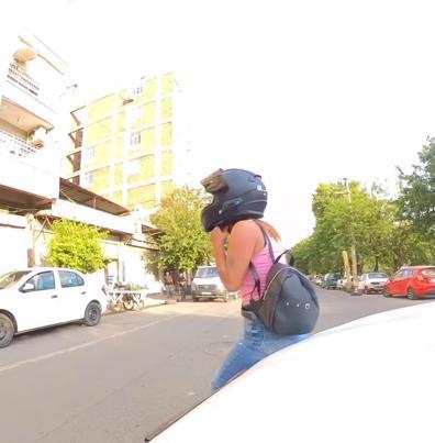 Otomobil ile çarpışan motosikletin sürücüsü, kaputun üzerine düştü; kaza kamerada