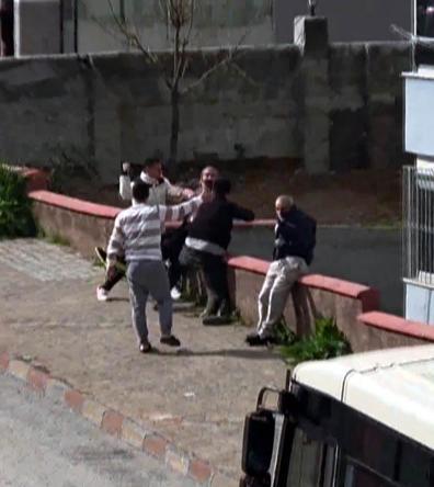 Tekerlekli sandalyedeki babasını azarlayınca mahalledeki gençler tarafından dövüldü