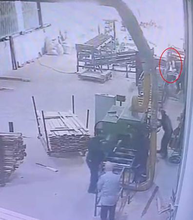 Fabrika işçisinin başına odun parçasının isabet etmesi sonucu öldüğü olay kamera