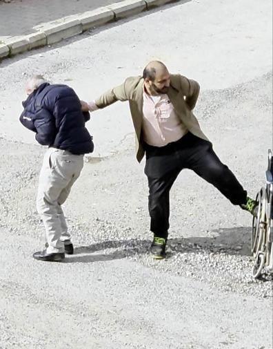 Tekerlekli sandalyedeki babasını azarlayınca mahalledeki gençler tarafından dövüldü
