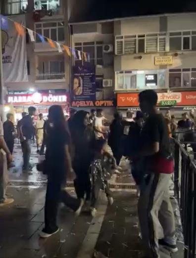 Beyoğlu’nda rapçi Poizi konserinde tekmeli yumruklu kavga kamerada; polis müdahale etti