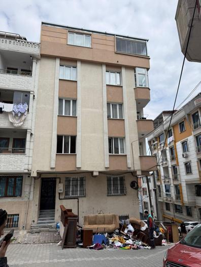 Esenyurtta evden çıkarmak istediği kiracısının eşyalarını sokağa attı