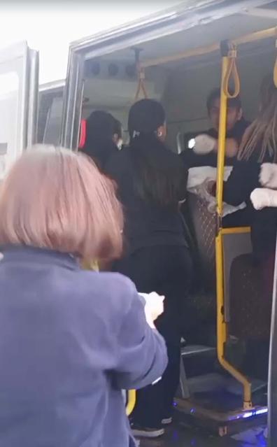 İzmirde şehir içi dolmuşta doğum yaptı; anne ve kız bebeğin durumu iyi