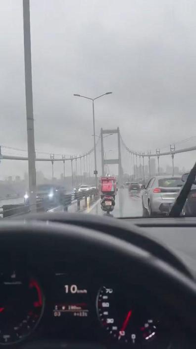 Şiddetli rüzgarda köprüden geçmeye çalışan motosikletlilere sürücü desteği