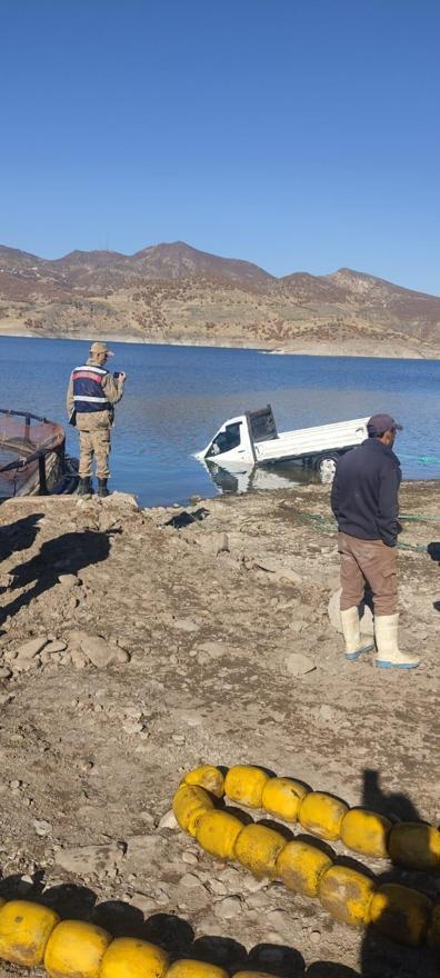 El freni çekilmeden park edilen kamyonet, baraj gölüne düştü; 1 ölü