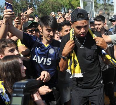 Fenerbahçenin yeni golcüsü Youssef En-Nesyri, İstanbul’a geldi