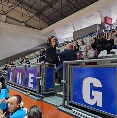 Voleybol maçında sürpriz evlilik teklifi
