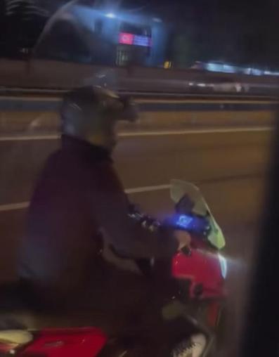 Trafikte tartıştığı İETT şoförüne elindeki cismi fırlattı; yolcuların panik anları kamerada