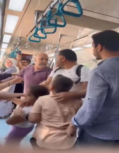 Marmarayda babaya çocuklarının yanında yumruk atan sanığa 1 yıl 5 gün hapis cezası