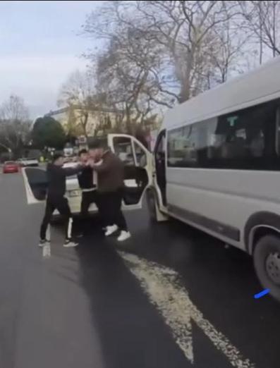 Sarıyerde trafikte sürücülerin yol verme kavgası kamerada