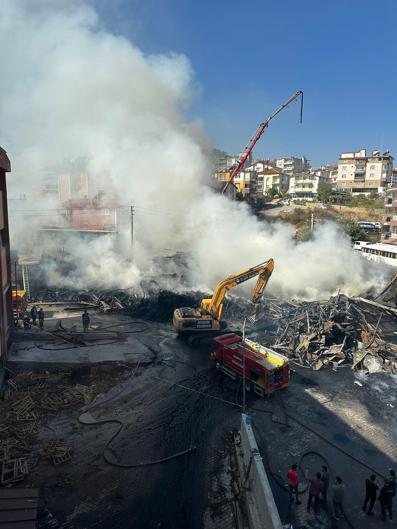 Silah fabrikasının deposunda çıkan yangın söndürüldü