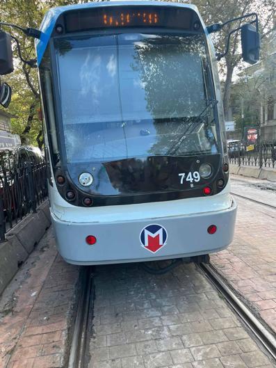 Beyoğlunda tramvayın yayaya çarptığı anlar kamerada; durumu ağır