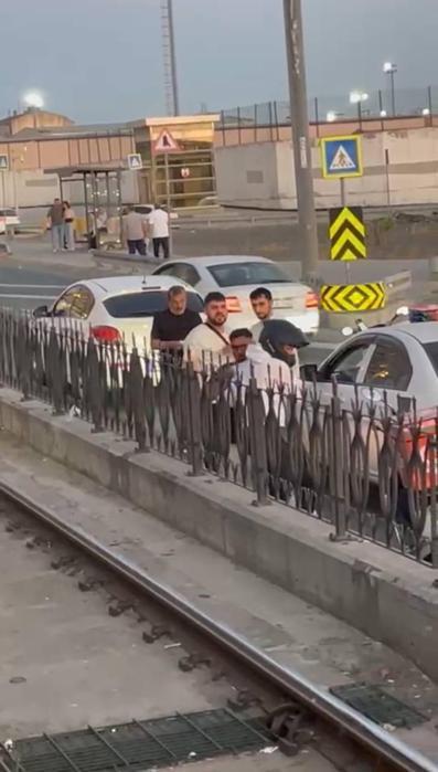 Gaziosmanpaşada ayırmaya çalıştığı trafik kavgasında kuryeye sinirlenip darbetti