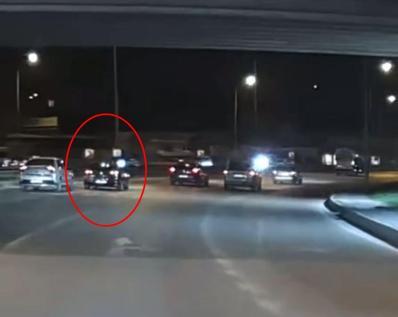 Sürücüsünün makas attığı otomobil, 2 araca çarptı; kaza kamerada