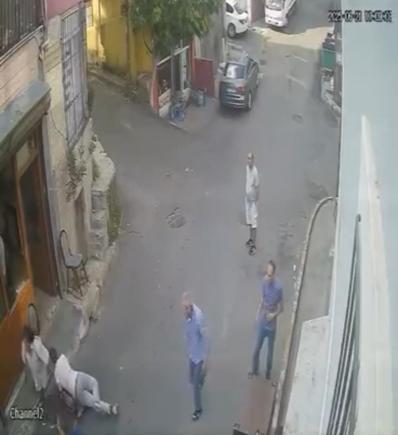 Beyoğlunda kıraathane önünde silahlı saldırı kamerada: Saldırganın 23 suç kaydı olduğu ortaya çıktı