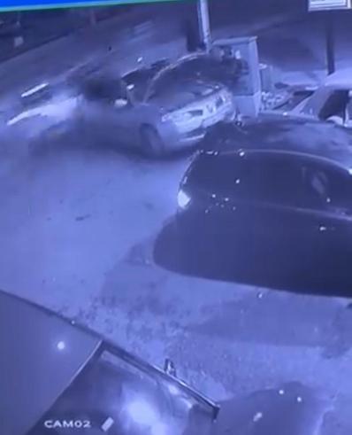 Tamir sırasında otomobile, başka bir araç çarptı; kaza kamerada