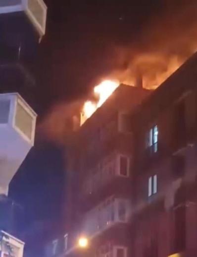 Esenyurt’ta 4 katlı binanın çatısı alev alev yandı