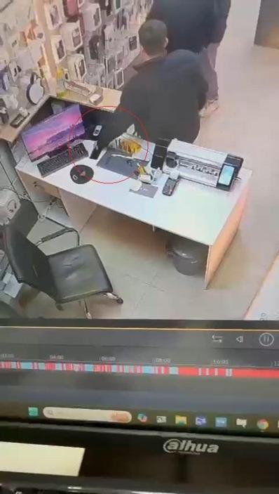 Elazığda 4 iş yerinden 60 bin TLlik cep telefonu ve aksesuar hırsızlığı kamerada