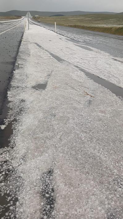 Çıldır kara yolu dolu nedeniyle beyaza büründü