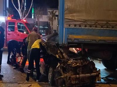 Otomobilin, park halindeki TIR’ın altına girdiği kaza kamerada
