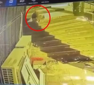 Mini etek giyip peruk takan erkek, mağazadan kilim çaldı; o anlar kamerada