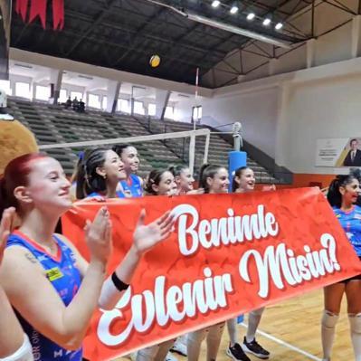 Voleybol maçında sürpriz evlilik teklifi