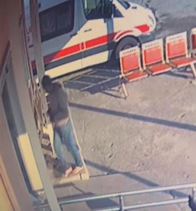 Hastanenin acil girişine çamurlu ayakkabılarını çıkararak girdiler