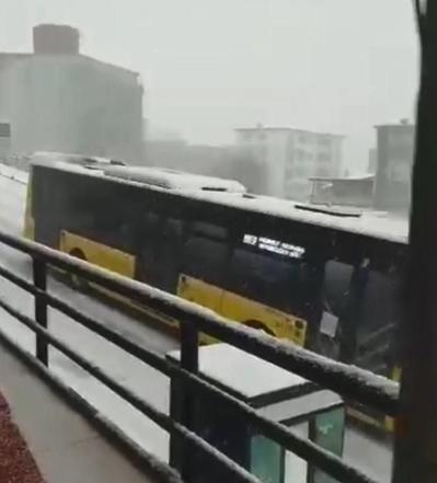 İstanbulda kar yağışı etkili oluyor