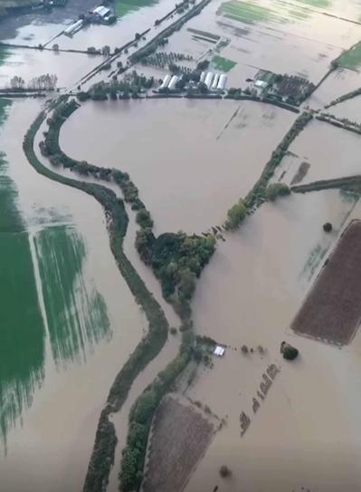 Gökçeadada sağanak su baskınlarına yol açtı; heyelan nedeniyle yol kapandı