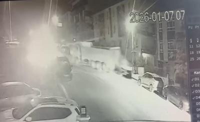 Kamyonla 3 araca çarpıp kaçtı; o anlar kamerada