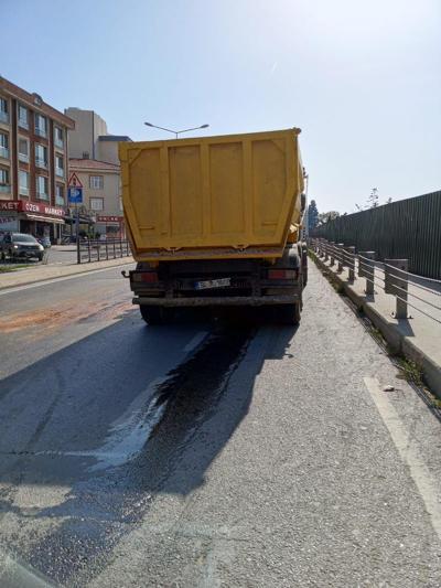 Kartalda hafriyat kamyonundan dökülen yağ kazalara neden oldu